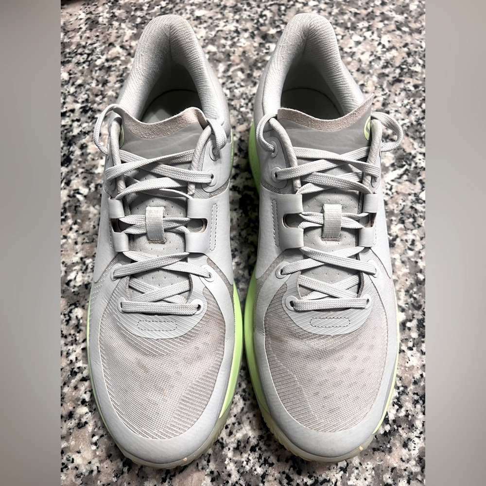 Lululemon women’s tennis shoes size 9.